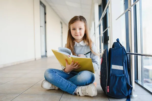 Vorderseite Des Hübschen Blonden Schulmädchens Mit Vielen Bunten Zetteln Und — Stockfoto