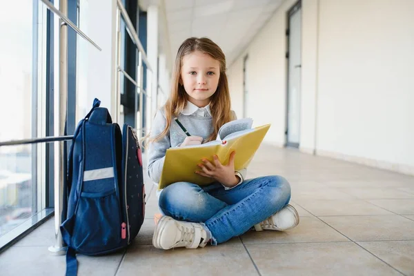 Framifrån Söt Blond Skolflicka Som Håller Många Färgglada Anteckningar Och — Stockfoto