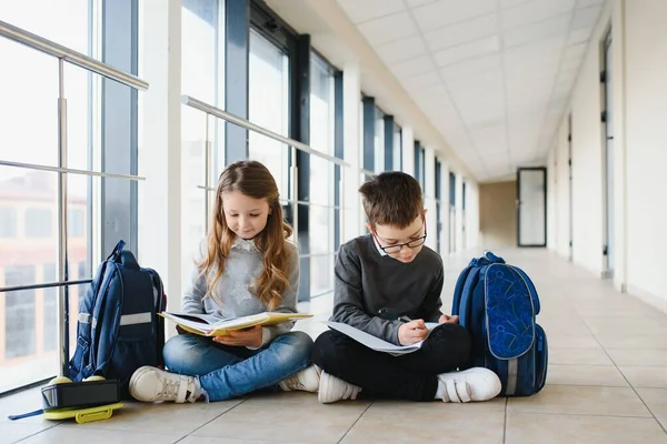 廊下で一緒に本を持つ学校の子供たち 教育の概念 — ストック写真