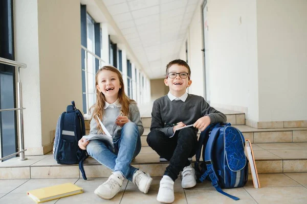 Schulkinder Uniform Zusammen Auf Dem Flur Konzeption Von Bildung — Stockfoto