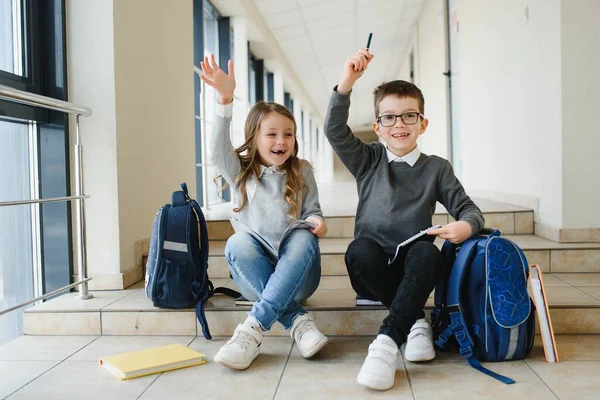 Miúdos Escola Com Livros Juntos Corredor Concepção Educação — Fotografia de Stock