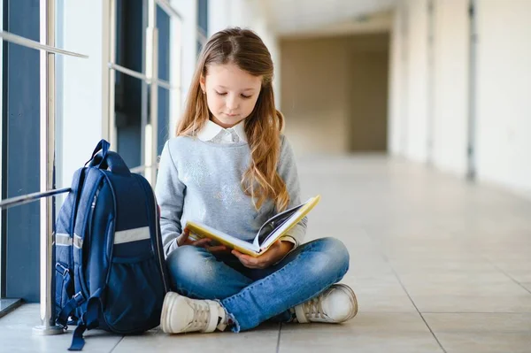 Vue Face Petite Belle Écolière Parmi Les Couloirs École Tenant — Photo