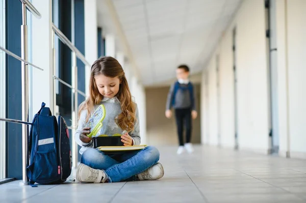 Gadis Manis Saat Makan Siang Sekolah — Stok Foto