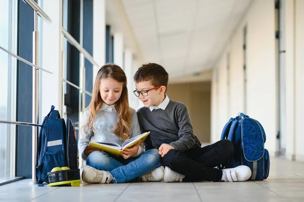 Des Écoliers Avec Des Livres Dans Couloir Conception Éducation — Photo