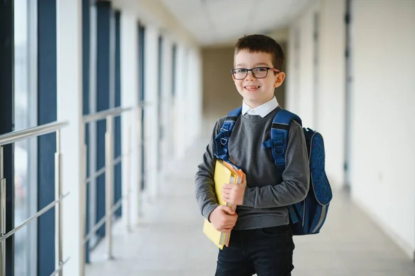 Colegial Con Mochila Libros Escuela Concepto Educativo Vuelta Escuela Colegial — Foto de Stock