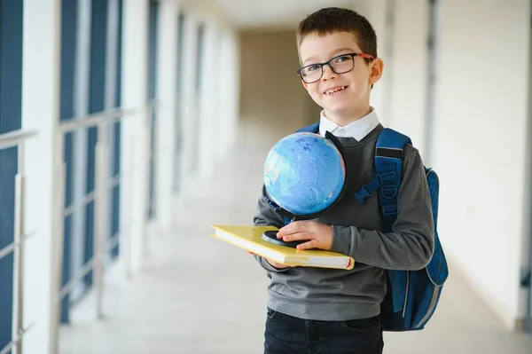 楽しさを持って大きなバックパックを持つ陽気な笑顔の小さな男の子 学校のコンセプト 学校に戻る — ストック写真