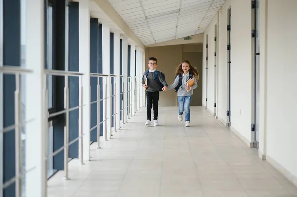 Niedliche Schüler Rennen Durch Die Aula Der Grundschule — Stockfoto