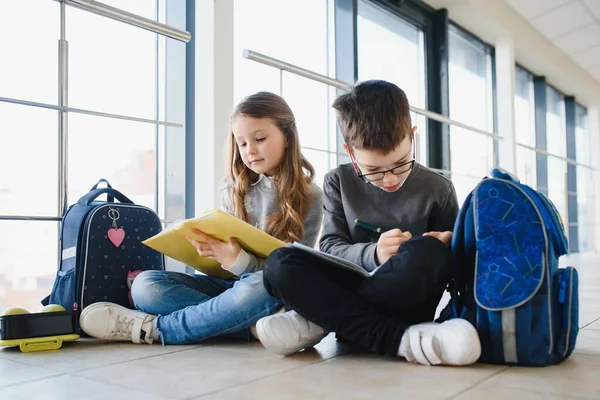 Schulkinder Uniform Zusammen Auf Dem Flur Konzeption Von Bildung — Stockfoto