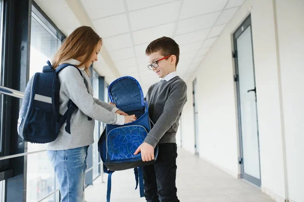 Porträt Lächelnder Schulkinder Auf Dem Schulflur Mit Büchern — Stockfoto