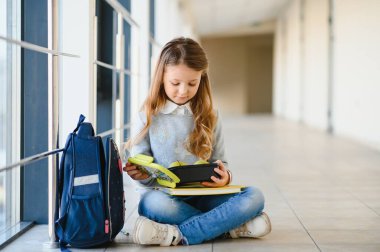 beslenme çantası ve gidiş elma yemeye tutan kız öğrenci