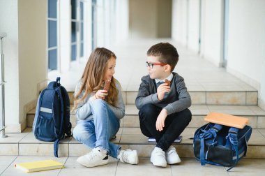 Okul üniformalı çocuklar koridorda beraberler. Eğitim kavramı.