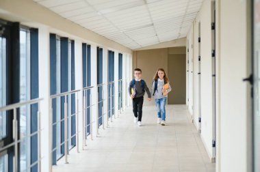 Okulun koridorunda mutlu okul çocukları