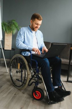 Bilgisayar Programcısı Ofisteki Bilgisayar Kodu Yazıyor