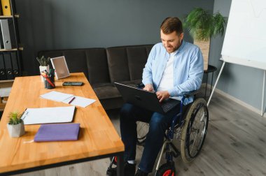 Bilgisayar Programcısı Ofisteki Bilgisayar Kodu Yazıyor