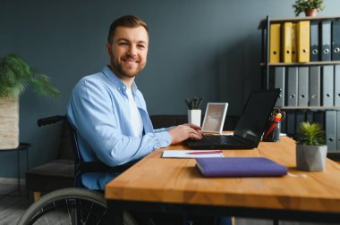 Tekerlekli sandalyedeki adam evde ya da ofiste..