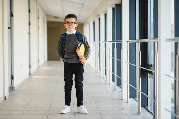 Colegial Con Mochila Libros Escuela Concepto Educativo Vuelta Escuela Colegial — Foto de Stock