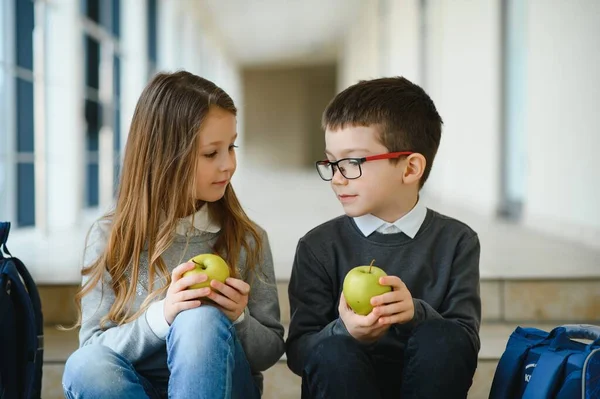 Groupe Camarades Classe Déjeunant Pendant Pause Mettant Accent Sur Fille — Photo