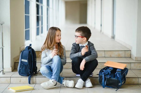 Groupe Camarades Classe Déjeunant Pendant Pause Mettant Accent Sur Fille — Photo