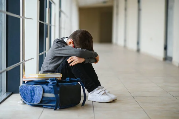 Schüler Auf Dem Hof Der Schule Negative Emotion Weinen — Stockfoto