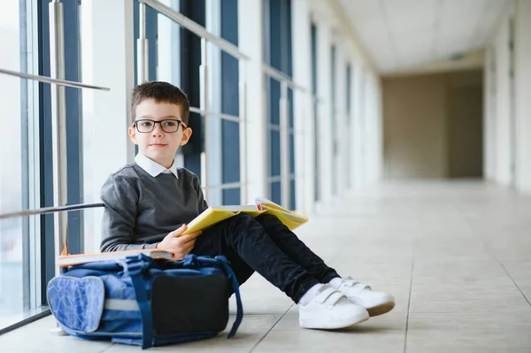 学校のバッグと彼の手の本とメガネで幸せなかわいい賢い男の子 学校には初めてだ 学校に戻る — ストック写真