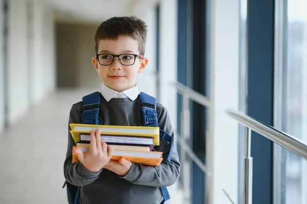 Boldog Okos Fiú Szemüvegben Iskolatáskával Könyvvel Kezében Első Alkalom Iskolában — Stock Fotó