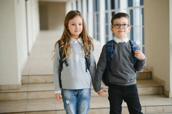 Niños Escuela Uniforme Juntos Pasillo Concepción Educación — Foto de Stock