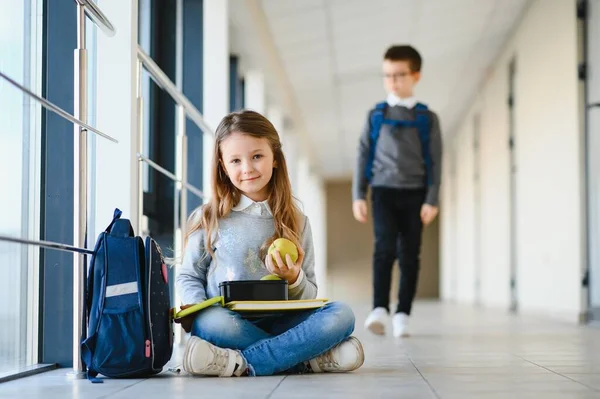 廊下で一緒に本を読んでいる学校の子供たち 教育の概念 — ストック写真