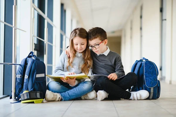 Miúdos Escola Ler Livros Juntos Corredor Concepção Educação — Fotografia de Stock