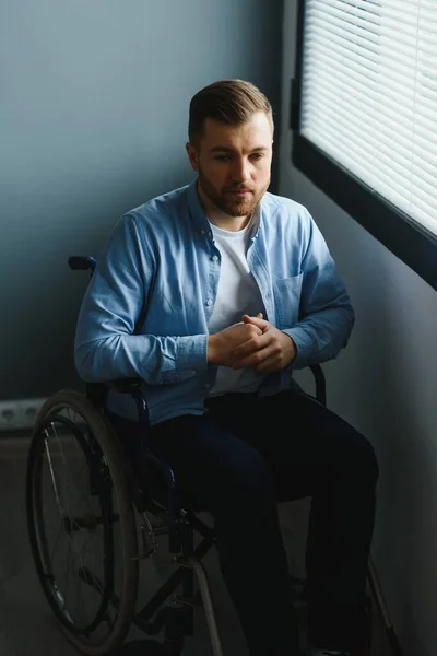 Empresário Sentado Cadeira Rodas Hospital Triste Desativado Hospital — Fotografia de Stock