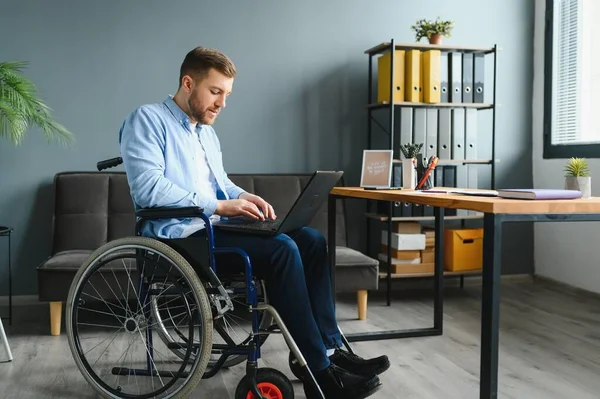 Инвалид Бизнесмен Сидит Инвалидной Коляске Компьютером Рабочем Месте — стоковое фото