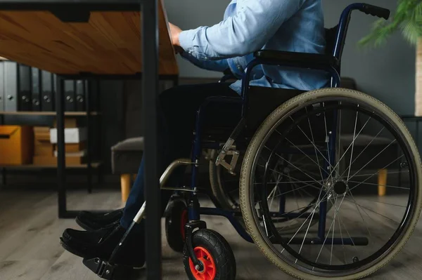 Mężczyzna Wózku Inwalidzkim Domu Lub Biurze — Zdjęcie stockowe
