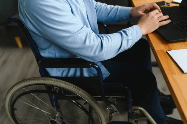 Молодой Счастливый Предприниматель Инвалидной Коляске Работает Ноутбуке Дома — стоковое фото