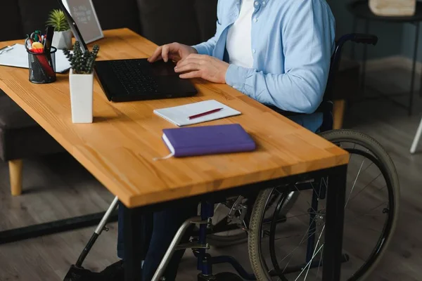 Empresario Discapacitado Sentado Silla Ruedas Usando Computadora Oficina — Foto de Stock