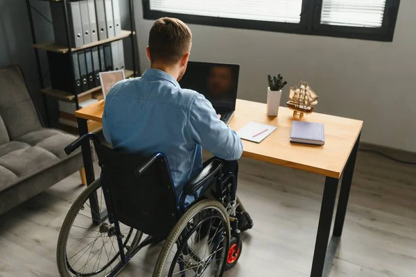 Инвалид Инвалидной Коляске Работает Офисе Компьютером Улыбается Увлечен Рабочим Процессом — стоковое фото