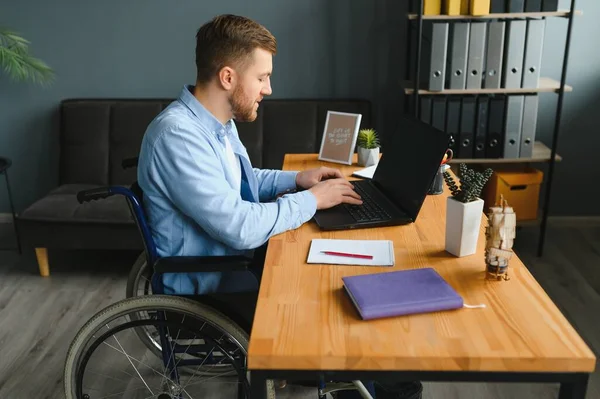 Persona Con Discapacidad Silla Ruedas Trabaja Oficina Del Ordenador Sonriente — Foto de Stock