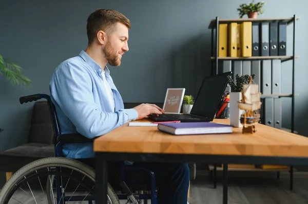 Empresario Discapacitado Sentado Silla Ruedas Usando Computadora Oficina — Foto de Stock