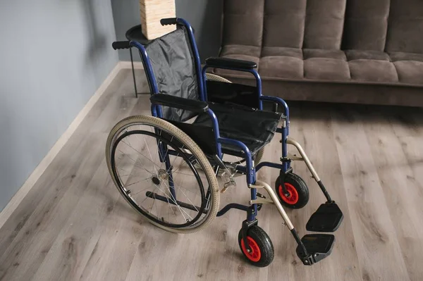 Cadeira Rodas Vazia Moderna Quarto — Fotografia de Stock