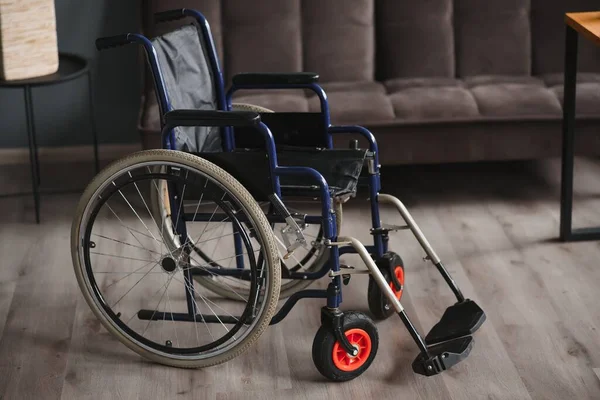 Pusty Wózek Inwalidzki Kolorze Czarnym Dużymi Kołami Ręcznym Sterowaniem Tle — Zdjęcie stockowe