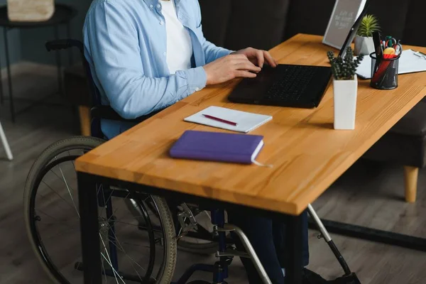 Человек Инвалидной Коляске Дома Офисе — стоковое фото