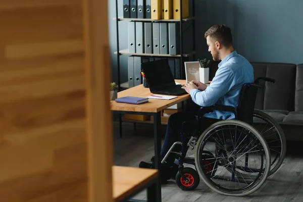 Empresario Discapacitado Sentado Silla Ruedas Usando Computadora Oficina — Foto de Stock