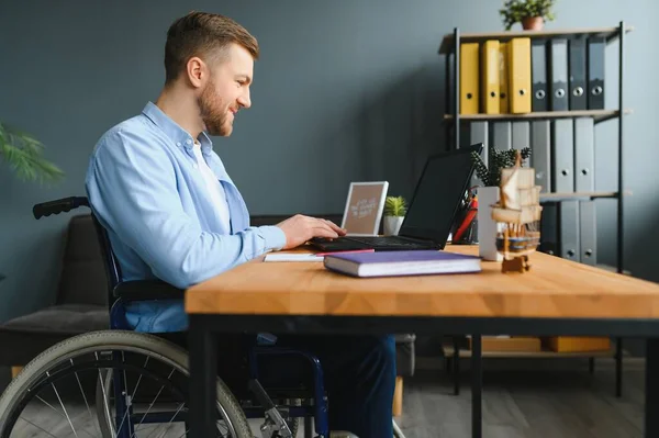 Joven Con Necesidades Especiales Ropa Casual Trabajando Portátil Inalámbrico Freelancer — Foto de Stock