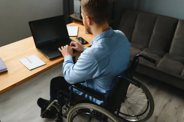 Инвалид Инвалидной Коляске Работает Офисе Компьютером Улыбается Увлечен Рабочим Процессом — стоковое фото