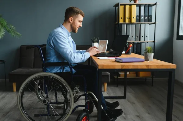 Jovem Empreendedor Feliz Cadeira Rodas Trabalhando Laptop Casa — Fotografia de Stock
