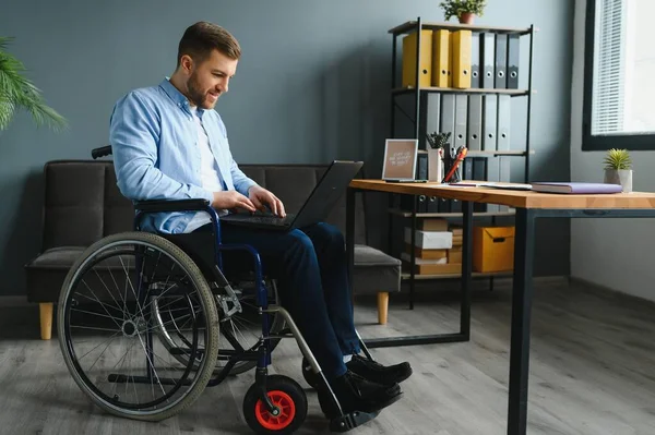 Человек Инвалидной Коляске Дома Офисе — стоковое фото