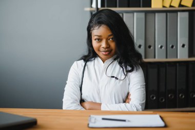 Ofiste çalışan mutlu, genç Afrikalı kadın hemşire.