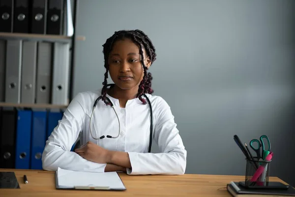 Happy Young African Female Nurse Working Office — Stock Photo, Image