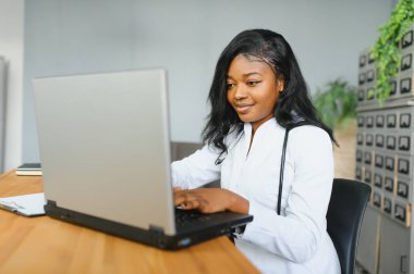 Afrikalı kadın doktor çevrimiçi teletıp görüntülü arama hastası yapıyor. Afro-Amerikalı siyahi kadın terapist uzaktan video konferans sohbetinde kamerayla konuşuyor. Web kamerası görüntüsü, yüz görüntüsü