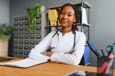 Ofiste Beyaz Ceketli Kadın Doktor Portresi