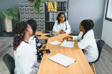 Sağlık ekibi ile hastaların tedavi seçenekleri tartışıyor