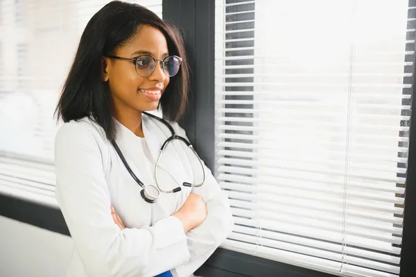 Retrato Una Doctora Sonriente Usando Una Capa Blanca Con Estetoscopio — Foto de Stock